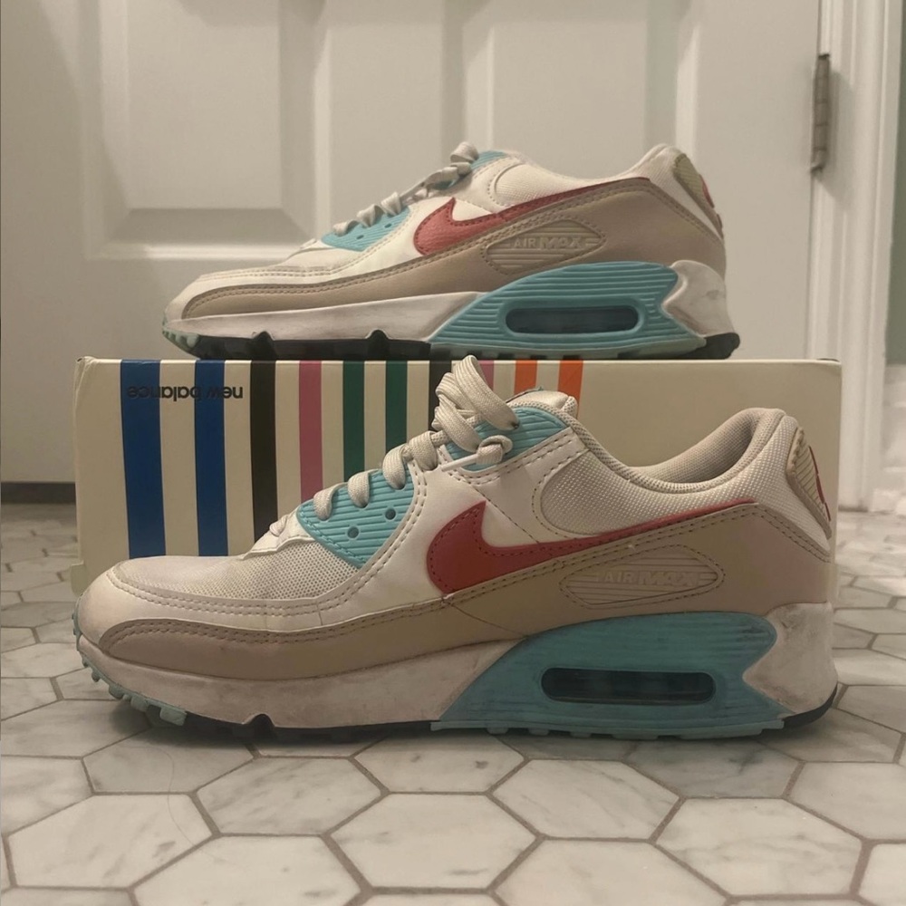 Women’s Nike Air Max 90